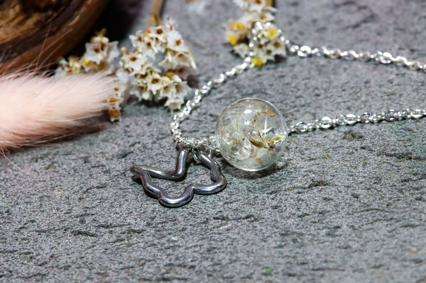 Kette Anhänger Schmuck Pusteblume Löwenzahn Blume Blüte Gießharz Kristall silber gold Blumenanhänger Blumenschmuck Hochzeit Brautjungfer Blumenkind Geschenk Erinnerung Erinnerungsstück Wunscherfüller Wunsch Herz Charm Traum traumhaft einzigartig handmade handgefertigt Unikat Ketten Glaskugel Kugel Freundin boho Natur verspielt Herzen romantisch Romantik Schmetterling Insekt Gliederkette Traum