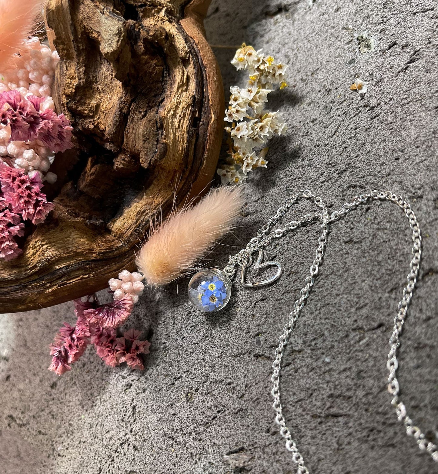 Kette Anhänger Schmuck Vergissmeinnicht Vergiss mein nicht Blume Blüte Gießharz Kristall silber gold Blumenanhänger Blumenschmuck Hochzeit Brautjungfer Blumenkind Geschenk Erinnerung Erinnerungsstück Wunscherfüller Wunsch Herz Charm Traum traumhaft einzigartig handmade handgefertigt Unikat Ketten Glaskugel Kugel Freundin boho Natur verspielt Herzen romantisch Romantik Natur