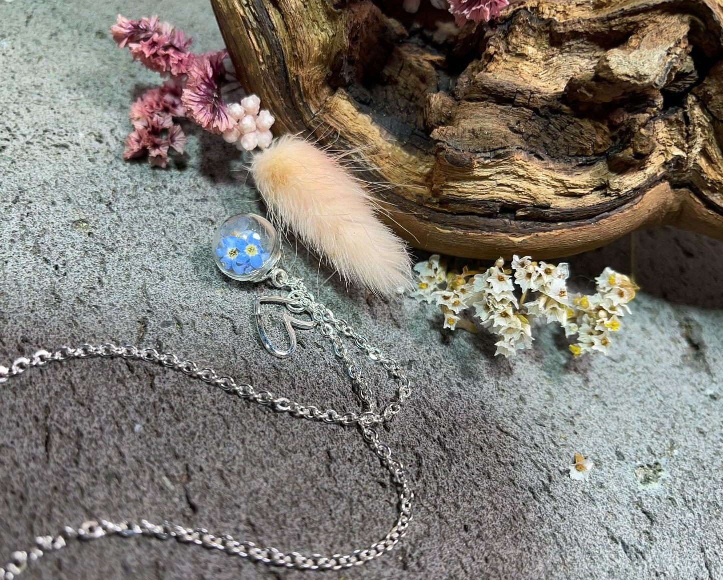 Kette Anhänger Schmuck Vergissmeinnicht Vergiss mein nicht Blume Blüte Gießharz Kristall silber gold Blumenanhänger Blumenschmuck Hochzeit Brautjungfer Blumenkind Geschenk Erinnerung Erinnerungsstück Wunscherfüller Wunsch Herz Charm Traum traumhaft einzigartig handmade handgefertigt Unikat Ketten Glaskugel Kugel Freundin boho Natur verspielt Herzen romantisch Romantik Holz Gliederkette