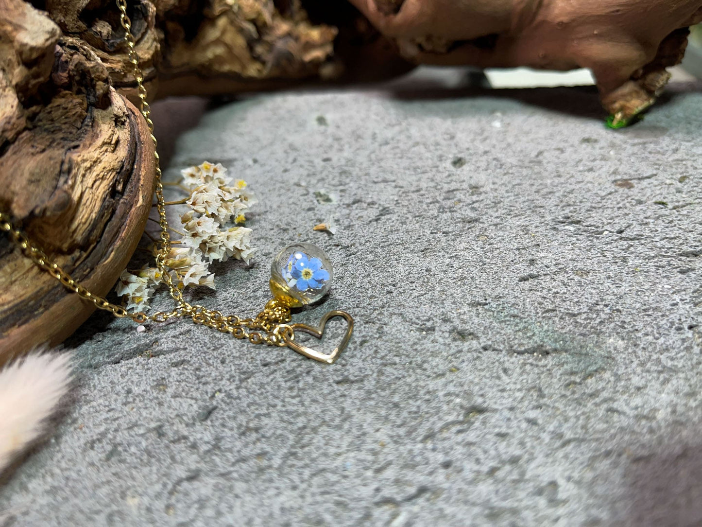 Kette Anhänger Schmuck Vergissmeinnicht Vergiss mein nicht Blume Blüte Gießharz Kristall silber gold Blumenanhänger Blumenschmuck Hochzeit Brautjungfer Blumenkind Geschenk Erinnerung Erinnerungsstück Wunscherfüller Wunsch Herz Charm Traum traumhaft einzigartig handmade handgefertigt Unikat Ketten Glaskugel Kugel Freundin boho Natur verspielt Herzen romantisch Romantik Edelstahl