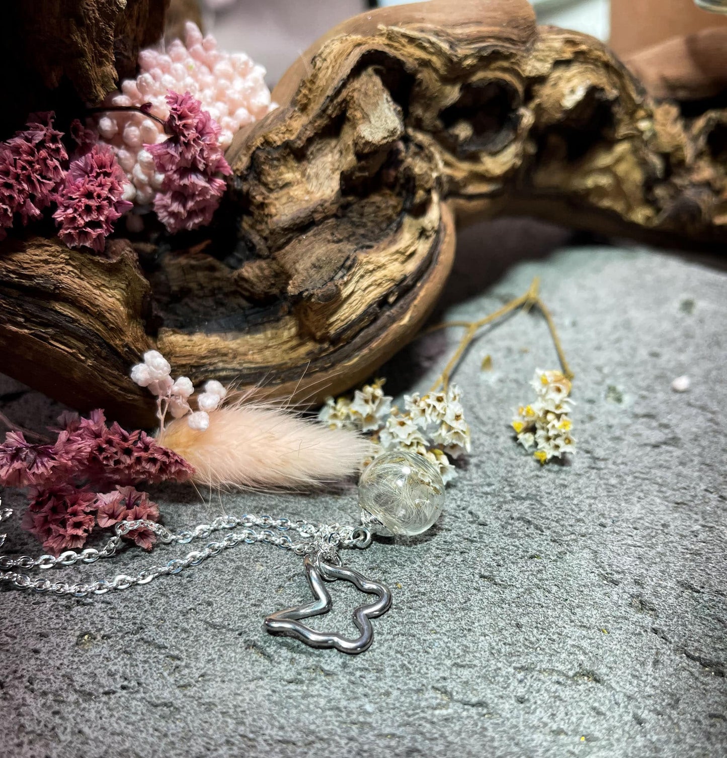 Kette Anhänger Schmuck Pusteblume Löwenzahn Blume Blüte Gießharz Kristall silber gold Blumenanhänger Blumenschmuck Hochzeit Brautjungfer Blumenkind Geschenk Erinnerung Erinnerungsstück Wunscherfüller Wunsch Herz Charm Traum traumhaft einzigartig handmade handgefertigt Unikat Ketten Glaskugel Kugel Freundin boho Natur verspielt Herzen romantisch Romantik Schmetterling Insekt Gliederkette Edelstahl