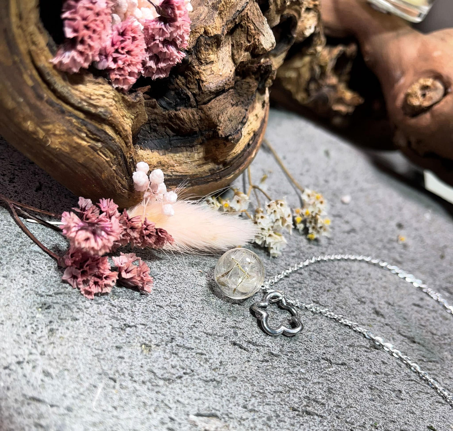 Kette Anhänger Schmuck Pusteblume Löwenzahn Blume Blüte Gießharz Kristall silber gold Blumenanhänger Blumenschmuck Hochzeit Brautjungfer Blumenkind Geschenk Erinnerung Erinnerungsstück Wunscherfüller Wunsch Herz Charm Traum traumhaft einzigartig handmade handgefertigt Unikat Ketten Glaskugel Kugel Freundin boho Natur verspielt Herzen romantisch Romantik Edelstahl