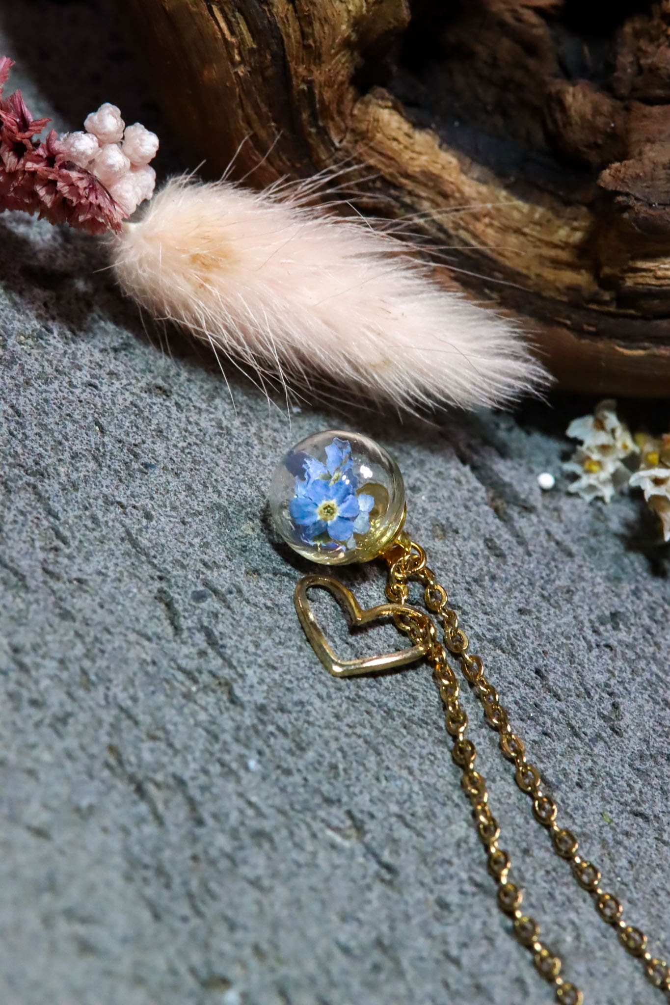 Kette Anhänger Schmuck Vergissmeinnicht Vergiss mein nicht Blume Blüte Gießharz Kristall silber gold Blumenanhänger Blumenschmuck Hochzeit Brautjungfer Blumenkind Geschenk Erinnerung Erinnerungsstück Wunscherfüller Wunsch Herz Charm Traum traumhaft einzigartig handmade handgefertigt Unikat Ketten Glaskugel Kugel Freundin boho Natur verspielt Herzen romantisch Romantik gold Blütentraum