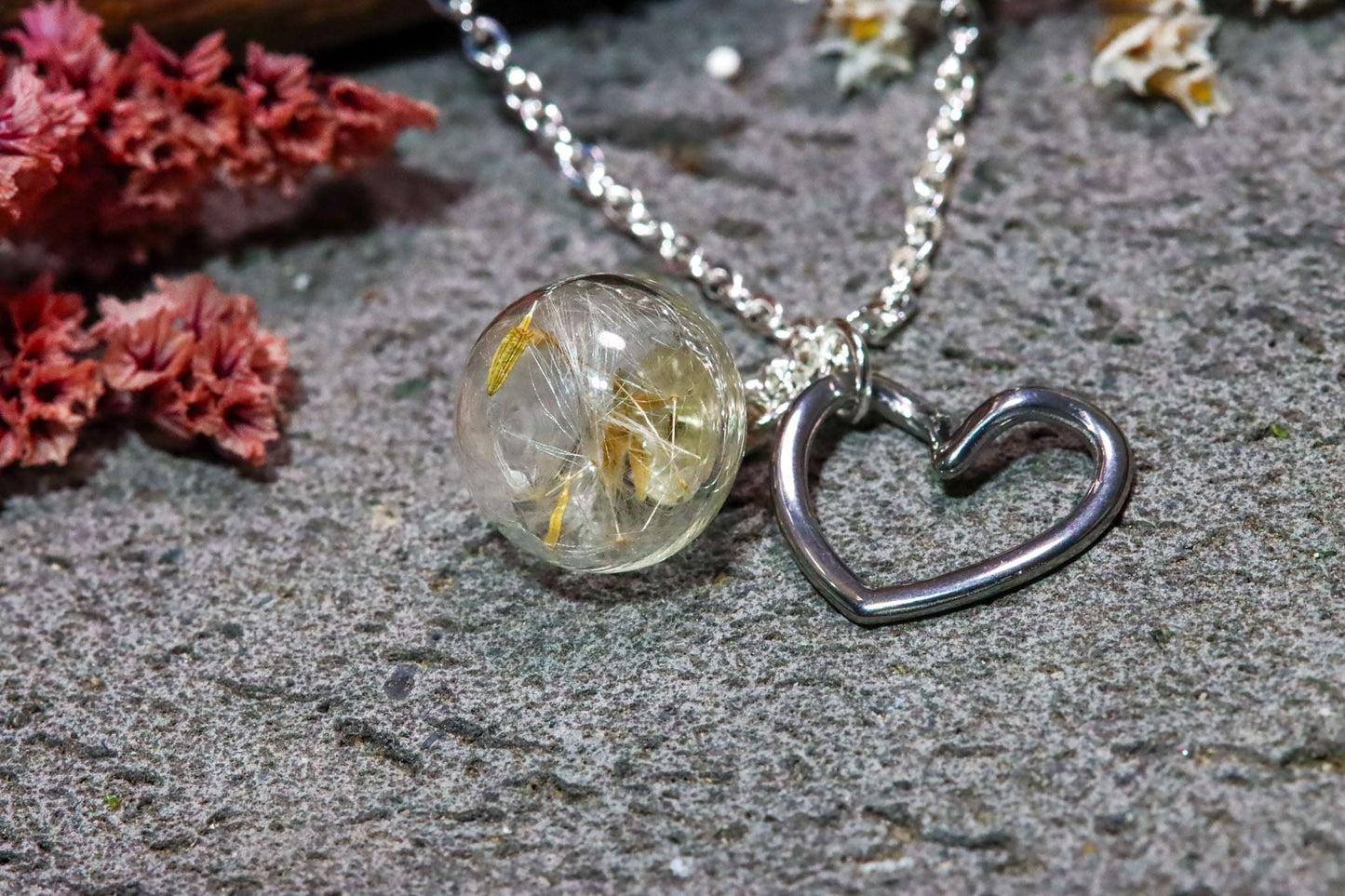 Kette Anhänger Schmuck Pusteblume Löwenzahn Blume Blüte Gießharz Kristall silber gold Blumenanhänger Blumenschmuck Hochzeit Brautjungfer Blumenkind Geschenk Erinnerung Erinnerungsstück Wunscherfüller Wunsch Herz Charm Traum traumhaft einzigartig handmade handgefertigt Unikat Ketten Glaskugel Kugel Freundin boho Natur verspielt Herzen romantisch Romantik Blüten