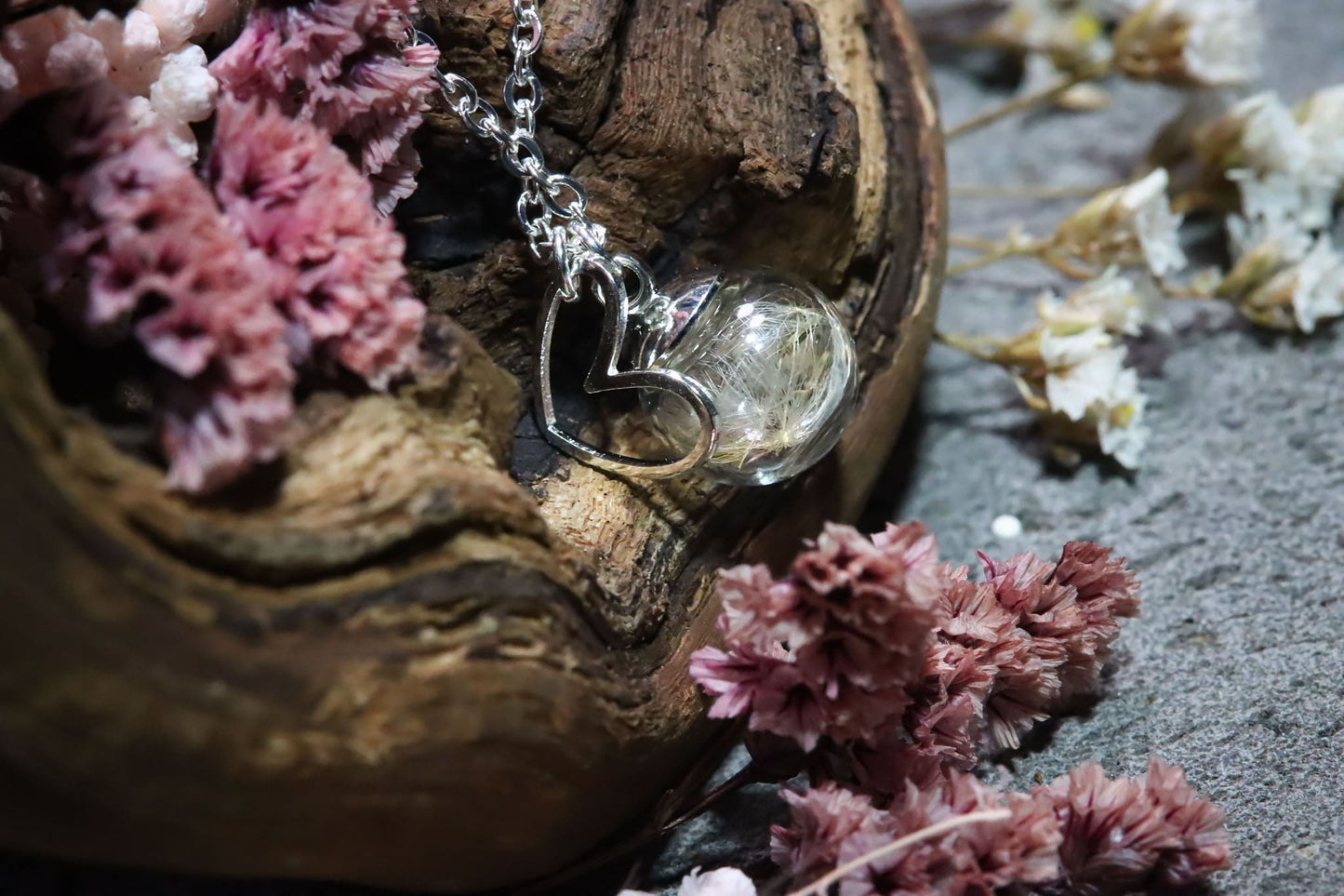 Kette Anhänger Schmuck Pusteblume Löwenzahn Blume Blüte Gießharz Kristall silber gold Blumenanhänger Blumenschmuck Hochzeit Brautjungfer Blumenkind Geschenk Erinnerung Erinnerungsstück Wunscherfüller Wunsch Herz Charm Traum traumhaft einzigartig handmade handgefertigt Unikat Ketten Glaskugel Kugel Freundin boho Natur verspielt Herzen romantisch Romantik Holz