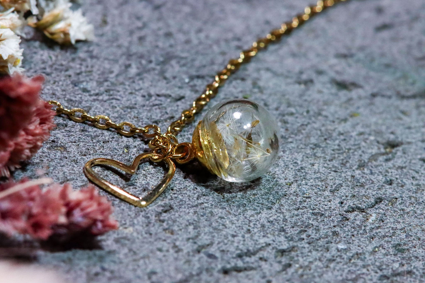 Kette Anhänger Schmuck Pusteblume Löwenzahn Blume Blüte Gießharz Kristall silber gold Blumenanhänger Blumenschmuck Hochzeit Brautjungfer Blumenkind Geschenk Erinnerung Erinnerungsstück Wunscherfüller Wunsch Herz Charm Traum traumhaft einzigartig handmade handgefertigt Unikat Ketten Glaskugel Kugel Freundin boho Natur verspielt Herzen romantisch Romantik Einzelstück