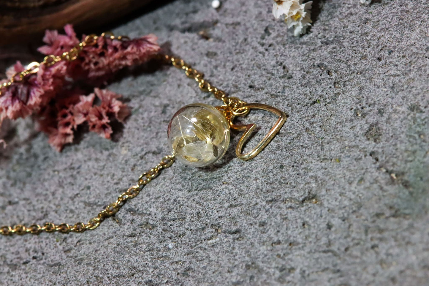 Kette Anhänger Schmuck Pusteblume Löwenzahn Blume Blüte Gießharz Kristall silber gold Blumenanhänger Blumenschmuck Hochzeit Brautjungfer Blumenkind Geschenk Erinnerung Erinnerungsstück Wunscherfüller Wunsch Herz Charm Traum traumhaft einzigartig handmade handgefertigt Unikat Ketten Glaskugel Kugel Freundin boho Natur verspielt Herzen romantisch Romantik Zauber zauberhaft Edelstahl