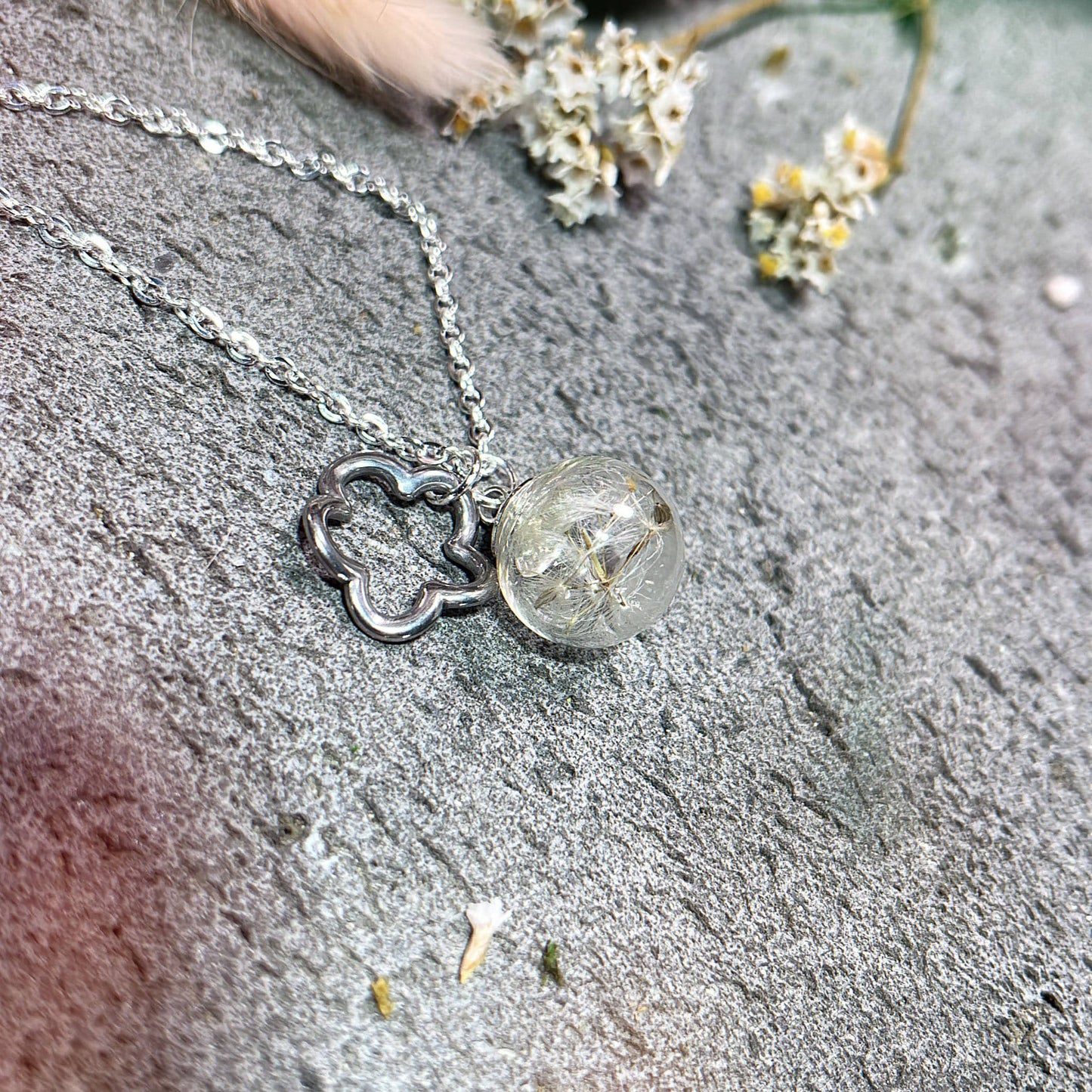 Kette Anhänger Schmuck Pusteblume Löwenzahn Blume Blüte Gießharz Kristall silber gold Blumenanhänger Blumenschmuck Hochzeit Brautjungfer Blumenkind Geschenk Erinnerung Erinnerungsstück Wunscherfüller Wunsch Herz Charm Traum traumhaft einzigartig handmade handgefertigt Unikat Ketten Glaskugel Kugel Freundin boho Natur verspielt Herzen romantisch Romantik Blütentraum