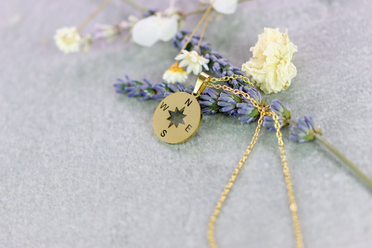 Wegweiser Kompass gold Halskette Schmuck shiny glänzend necklace compass rightway neverlosedirection