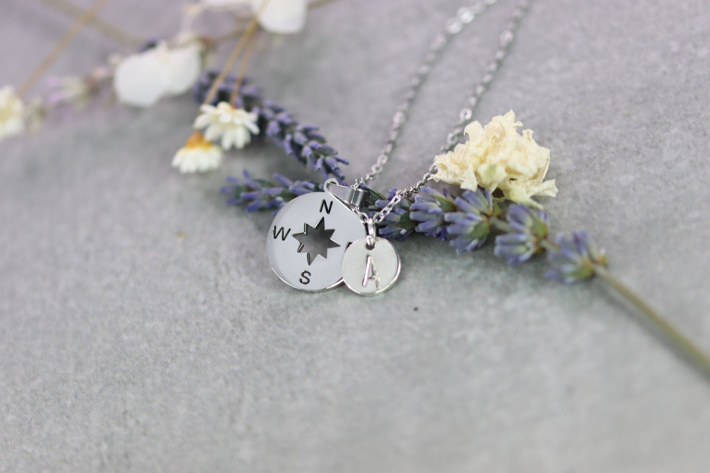 Wegweiser Kompass compass jewelry necklace Schmuck Halskette glänzend shiny personalisiert Blättchen Buchstabe personalized silber silver neverland Nimmerland rightway