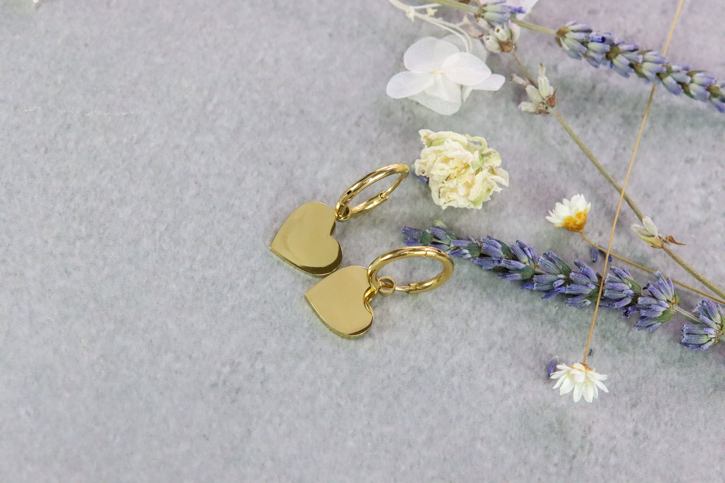 Herz Ohrringe Creolen Gold Heart Schmuck jewelry glänzend shiny Heartshaped earrings romantic romantisch girlfriend Geschenkidee Freundin girly