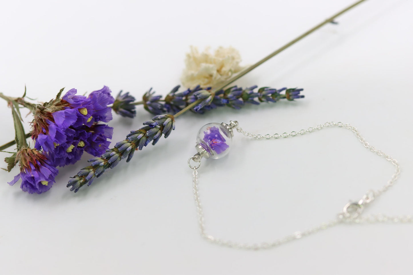 Strandflieder Flieder Halskette silber silver Schmuck jewelry lila Glaskugel Geschenkidee lilac driedflowers Trockenblumen bracelet Naturschmuck