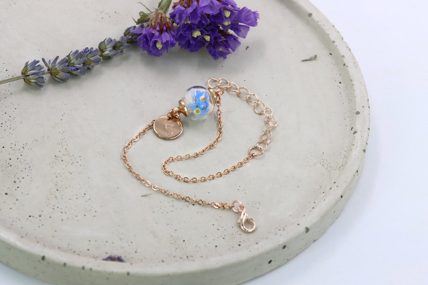 Vergissmeinnicht forgetmenot Rosé Roségold flowers Armband Schmuck jewelry Naturschmuck Geschenkidee Hochzeit Taufe filigran zart bracelet Glaskugel girly personalisiert Blättchen Buchstabe personalized