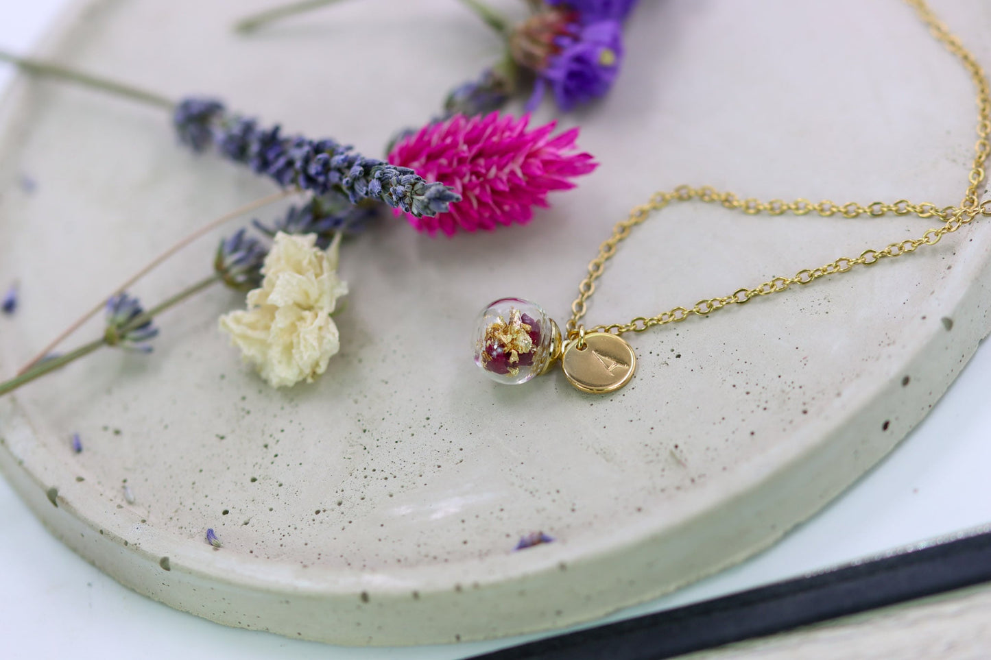 Rosenblüten Glaskugel Halskette personalisiert Blättchen Buchstabe personalized gold Schmuck romantisch rosepetals romantic rose petals Rosen Blattgold Geschenkidee girlfriend Freundin romantic romantisch necklace jewelry