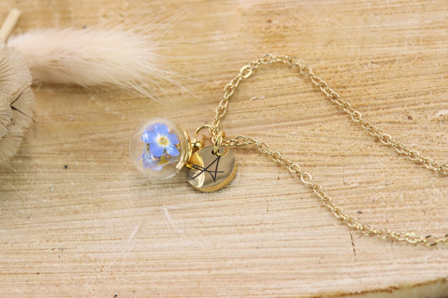 Vergissmeinnicht forgetmenot Schmuck gold Halskette Herz Herzschleife Personalisiert Gravur Blättchen Buchstabe personalisiert personalized Naturschmuck jewelry Geschenkidee einzigartig engraved necklace flowers Blumen Glaskugel