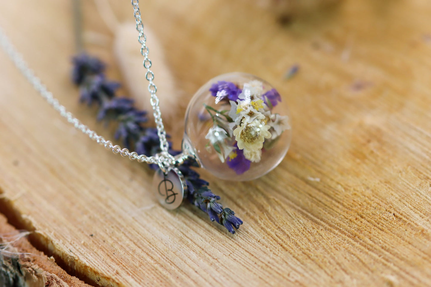 Flowerbouquet Blumen Halskette Schmuck necklace Gravur Personalisiert Buchstabe Blättchen engraved graviert Naturschmuck silber silver Glaskugel personalized fairycore Fee fairy magicalgarden garden flowers girly driedflowers Trockenblumen