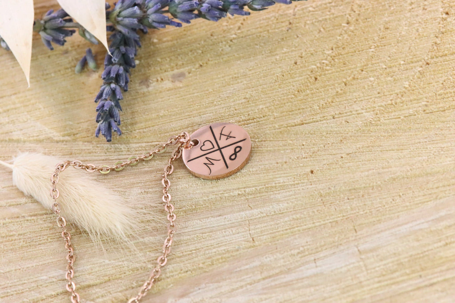 Kreuz Name Datum Hochzeit Brautjungfer Geschenk Blumenkind Erinnerung Glaskugel Halskette Anhänger Schmuck personalisiert Muttertag Freundin Moment Herz Roségold Valentinstag Herz Schriftart ausgefallen Plättchen gold silber Hand Design Herz Fingerschwur Herz Hände Rock Fingerkreuz Finger Peace Frieden Geste Kreuz Symbolik