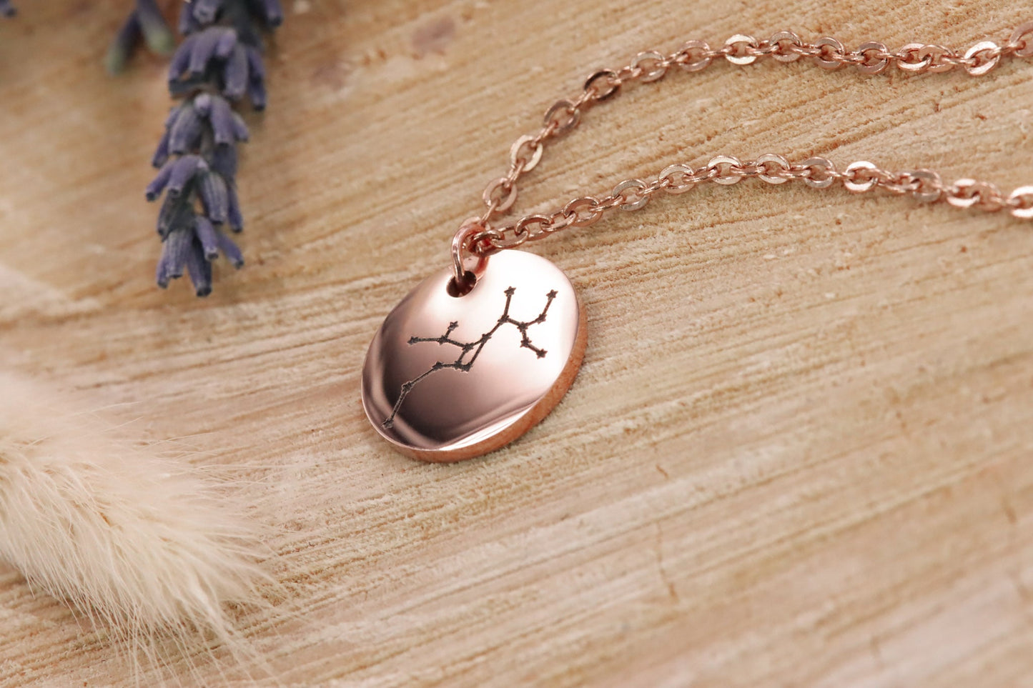 Gravur Halskette Schmuck engraving Sternzeichen zodiacsign leo virgo capricorn gemini gold silber rosegold jewelry necklace personalisiert graviert Personalisierung personalized Sternbild shiny glänzend Geschenkidee Wunsch