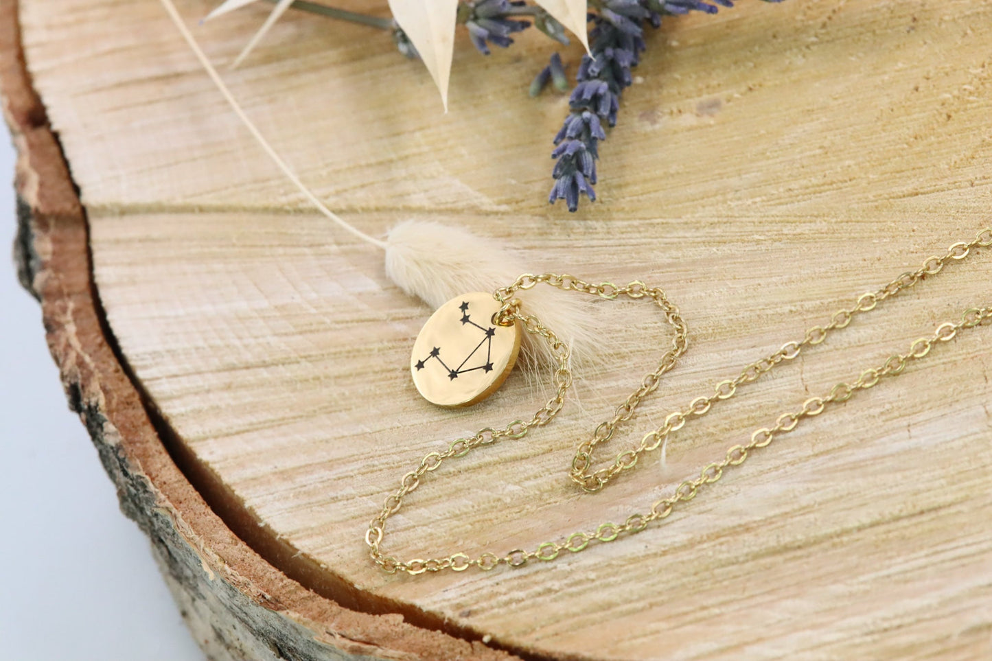 Gravur Halskette Schmuck engraving Sternzeichen zodiacsign leo virgo capricorn gemini gold silber rosegold jewelry necklace personalisiert graviert Personalisierung personalized Sternbild shiny glänzend Geschenkidee Wunsch