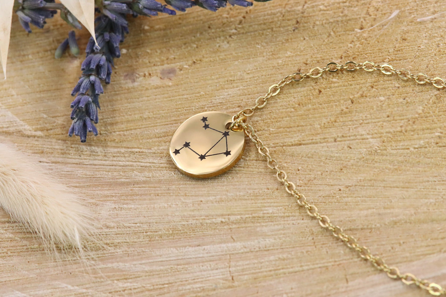Gravur Halskette Schmuck engraving Sternzeichen zodiacsign leo virgo capricorn gemini gold silber rosegold jewelry necklace personalisiert graviert Personalisierung personalized Sternbild shiny glänzend Geschenkidee Wunsch