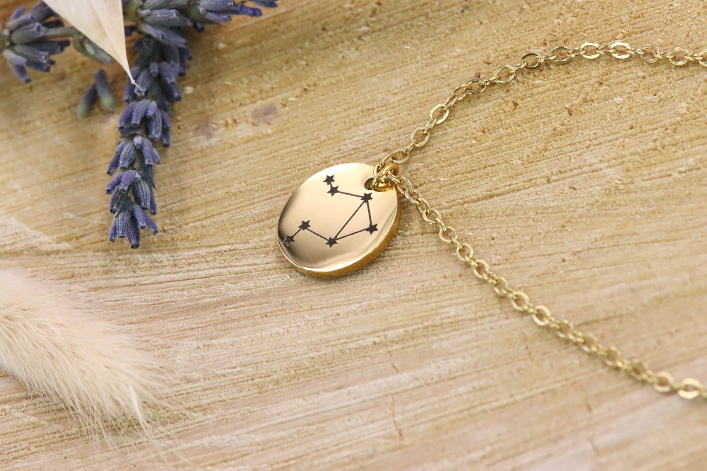 Gravur Halskette Schmuck engraving Sternzeichen zodiacsign leo virgo capricorn gemini gold silber rosegold jewelry necklace personalisiert graviert Personalisierung personalized Sternbild shiny glänzend Geschenkidee Wunsch