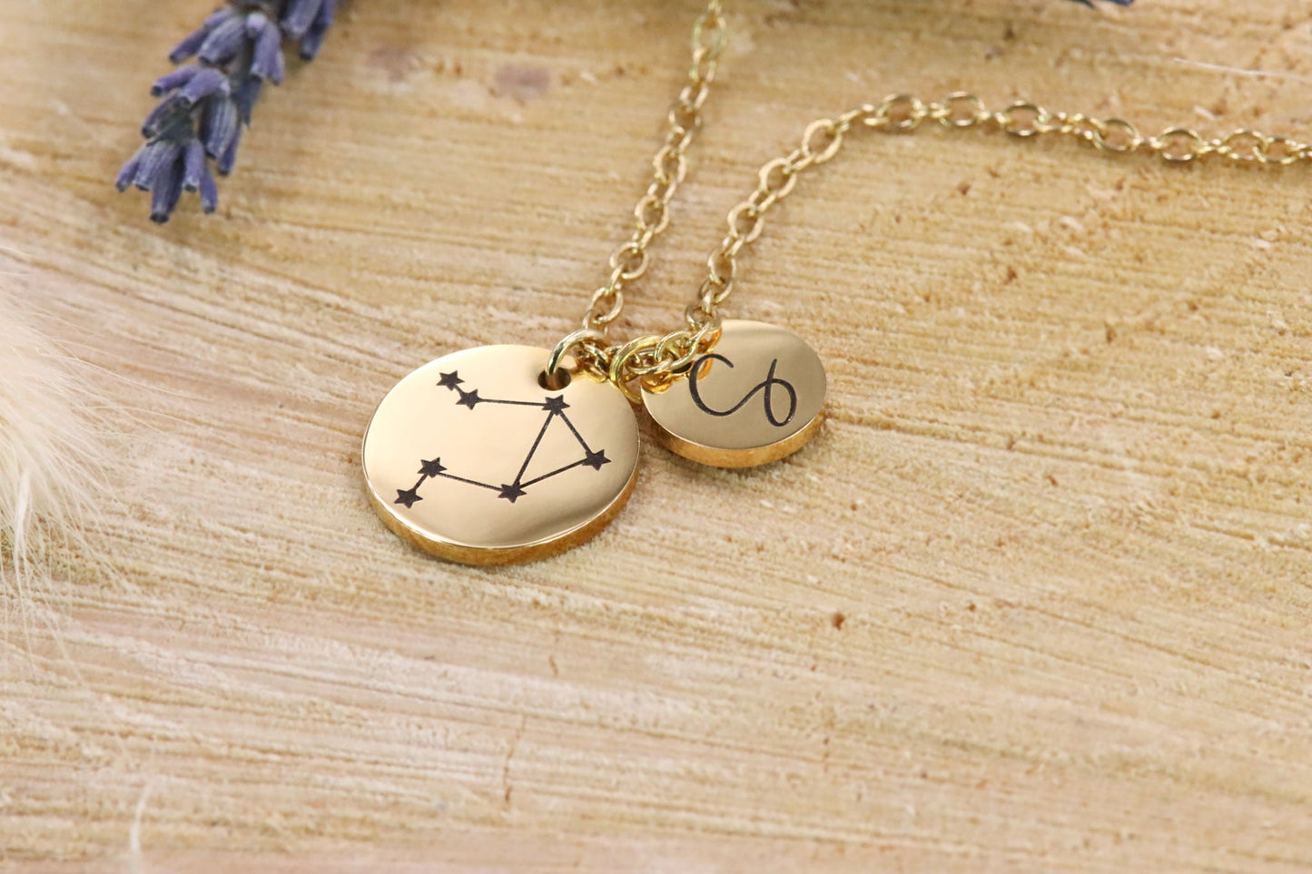 Gravur Halskette Schmuck engraving Sternzeichen zodiacsign leo virgo capricorn gemini gold silber rosegold jewelry necklace personalisiert graviert Personalisierung personalized Sternbild shiny glänzend Geschenkidee Wunsch Wunschgravur Buchstabe Schriftart