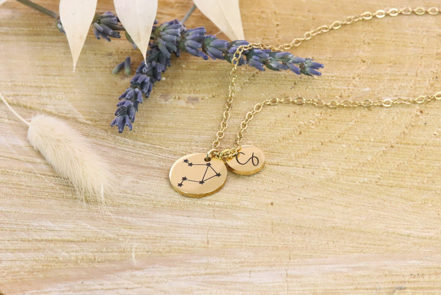 Gravur Halskette Schmuck engraving Sternzeichen zodiacsign leo virgo capricorn gemini gold silber rosegold jewelry necklace personalisiert graviert Personalisierung personalized Sternbild shiny glänzend Geschenkidee Wunsch Wunschgravur Buchstabe Schriftart
