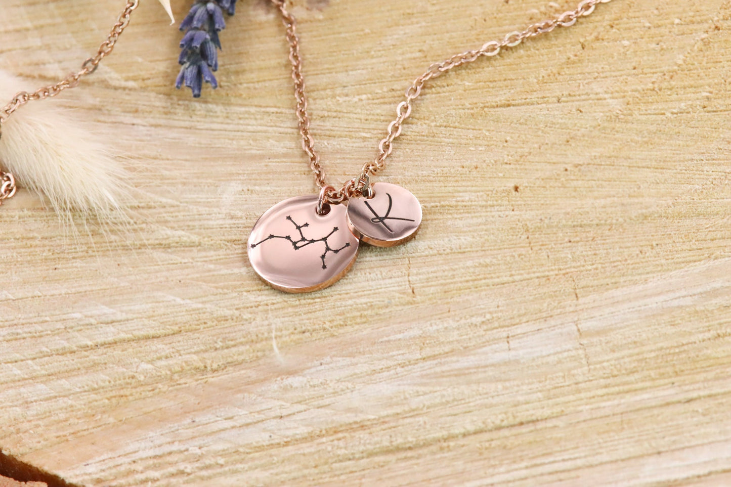 Gravur Halskette Schmuck engraving Sternzeichen zodiacsign leo virgo capricorn gemini gold silber rosegold jewelry necklace personalisiert graviert Personalisierung personalized Sternbild shiny glänzend Geschenkidee Wunsch Wunschgravur Buchstabe Schriftart