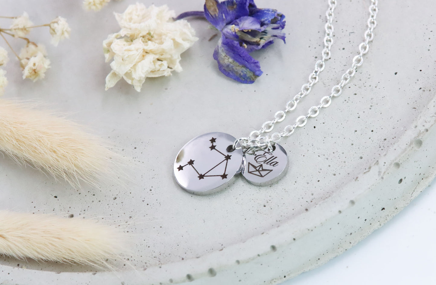 Gravur Halskette Schmuck engraving Sternzeichen zodiacsign leo virgo capricorn gemini gold silber rosegold jewelry necklace personalisiert graviert Personalisierung personalized Sternbild shiny glänzend Geschenkidee Wunsch Wunschgravur Buchstabe Schriftart