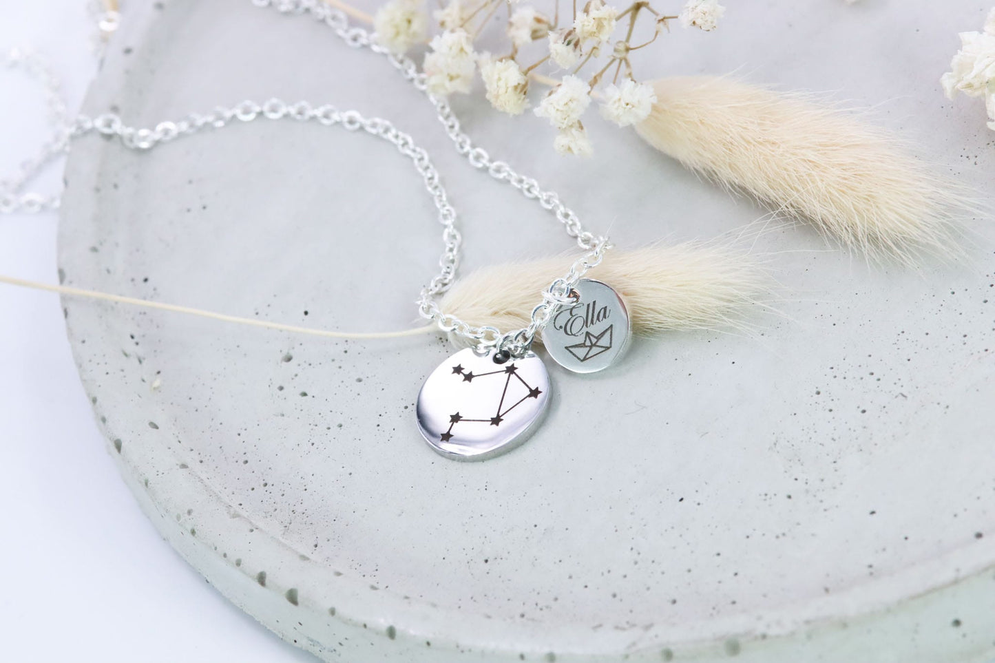 Gravur Halskette Schmuck engraving Sternzeichen zodiacsign leo virgo capricorn gemini gold silber rosegold jewelry necklace personalisiert graviert Personalisierung personalized Sternbild shiny glänzend Geschenkidee Wunsch Wunschgravur Buchstabe Schriftart