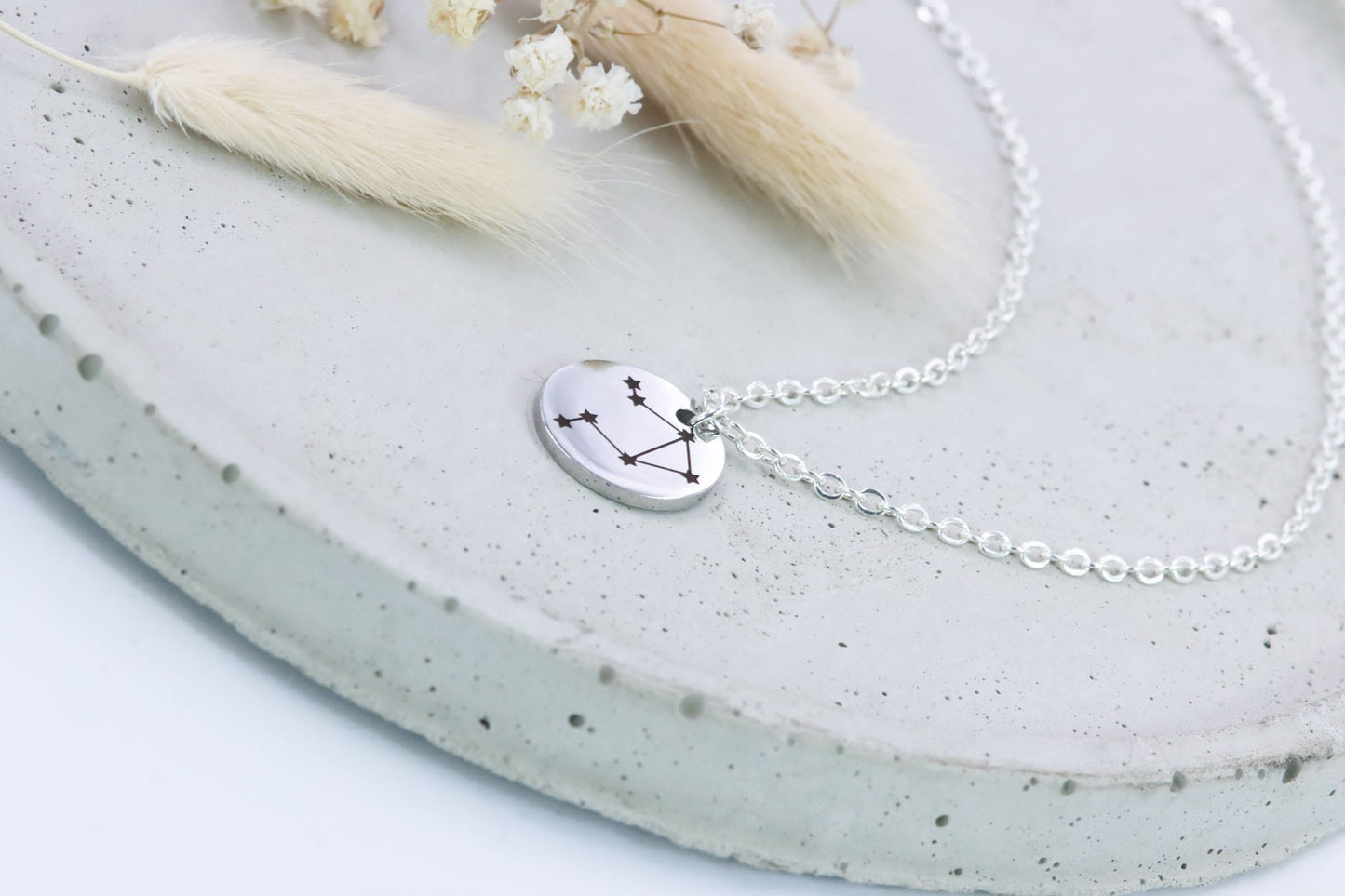 Gravur Halskette Schmuck engraving Sternzeichen zodiacsign leo virgo capricorn gemini gold silber rosegold jewelry necklace personalisiert graviert Personalisierung personalized Sternbild shiny glänzend Geschenkidee Wunsch