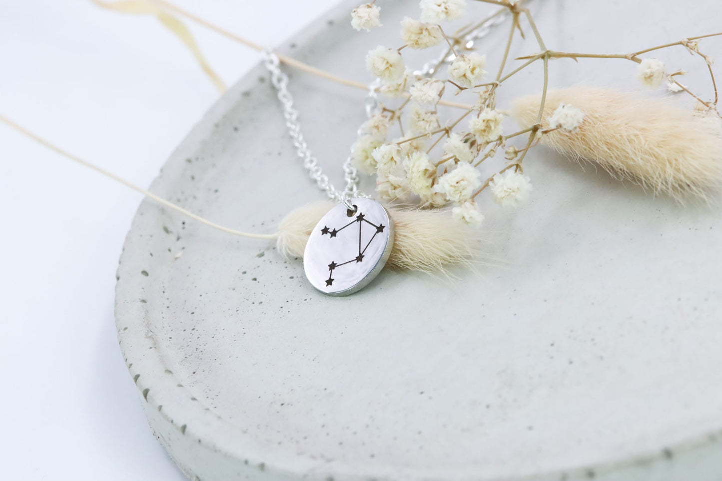Gravur Halskette Schmuck engraving Sternzeichen zodiacsign leo virgo capricorn gemini gold silber rosegold jewelry necklace personalisiert graviert Personalisierung personalized Sternbild shiny glänzend Geschenkidee Wunsch
