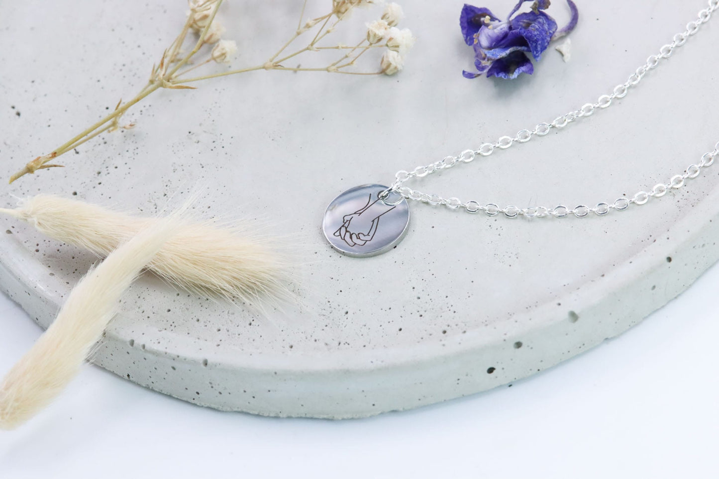 Kreuz Name Datum Hochzeit Brautjungfer Geschenk Blumenkind Erinnerung Glaskugel Halskette Anhänger Schmuck personalisiert Muttertag Freundin Moment Herz Roségold Valentinstag Herz Schriftart ausgefallen Plättchen gold silber Hand Design Herz Fingerschwur Herz Hände Rock Fingerkreuz Finger Peace Frieden Geste rose