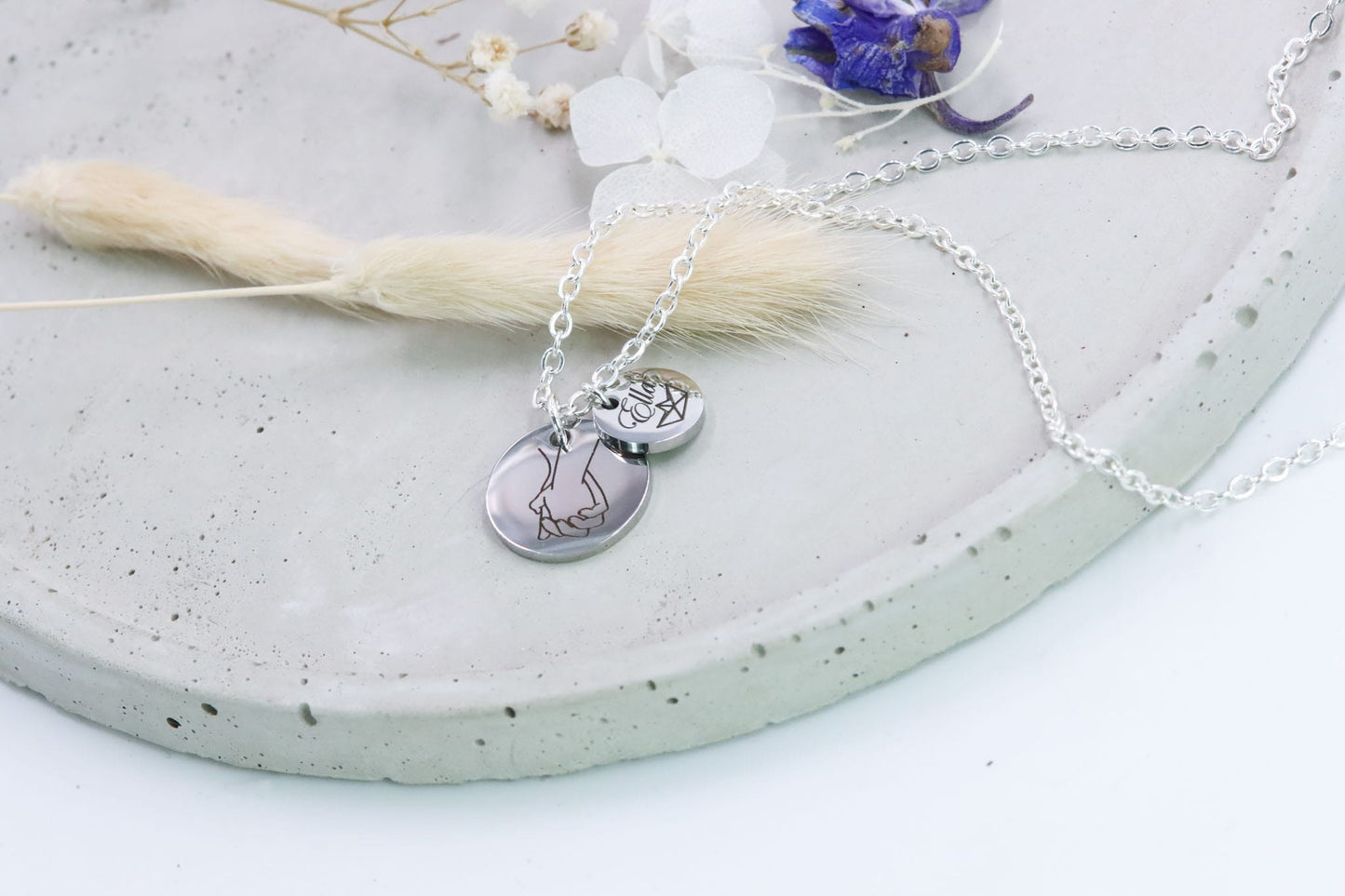 Kreuz Name Datum Hochzeit Brautjungfer Geschenk Blumenkind Erinnerung Glaskugel Halskette Anhänger Schmuck personalisiert Muttertag Freundin Moment Herz Roségold Valentinstag Herz Schriftart ausgefallen Plättchen gold silber Hand Design Herz Fingerschwur Herz Hände Rock Fingerkreuz Finger Peace Frieden Geste