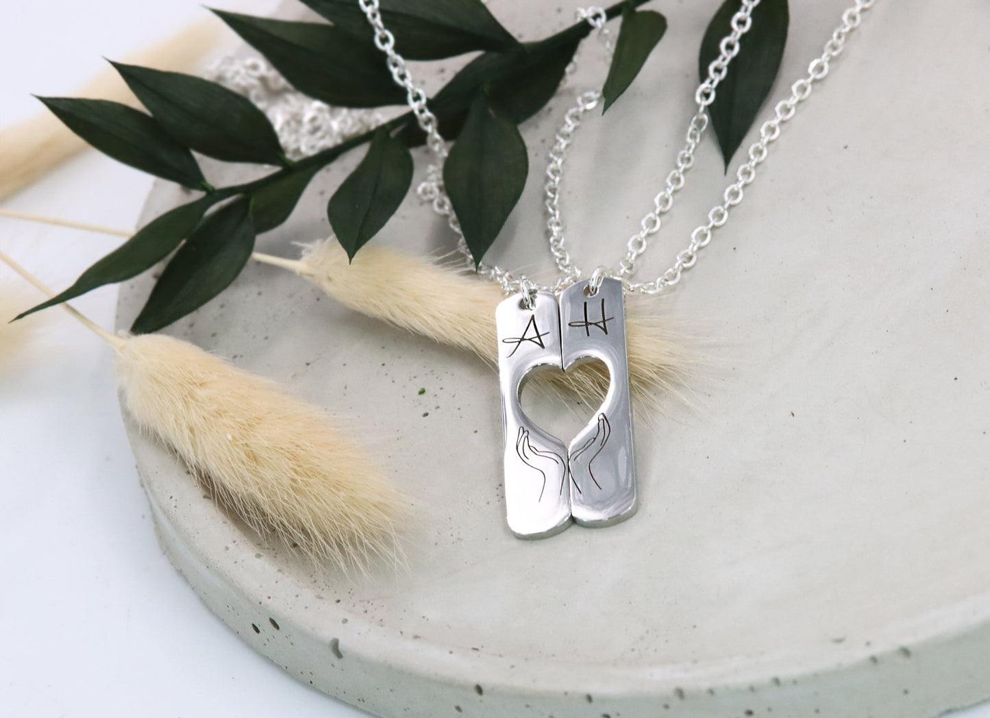 Partnerhalskette Schmuck jewelry silber silver Love friendship Halskette Partner couple bestfriends Gravur Wunschschriftart Wunsch engraved engraving graviert personalisiert Heart Herz Pärchen Paar girlfriend boyfriend together Freundschaftskette friendshipnecklace couplenecklace Mann Frau Geschenkidee Geschenk Lieblingsmensch besonders glänzend shiny Edelstahl stainlesssteel Buchstabe Geste