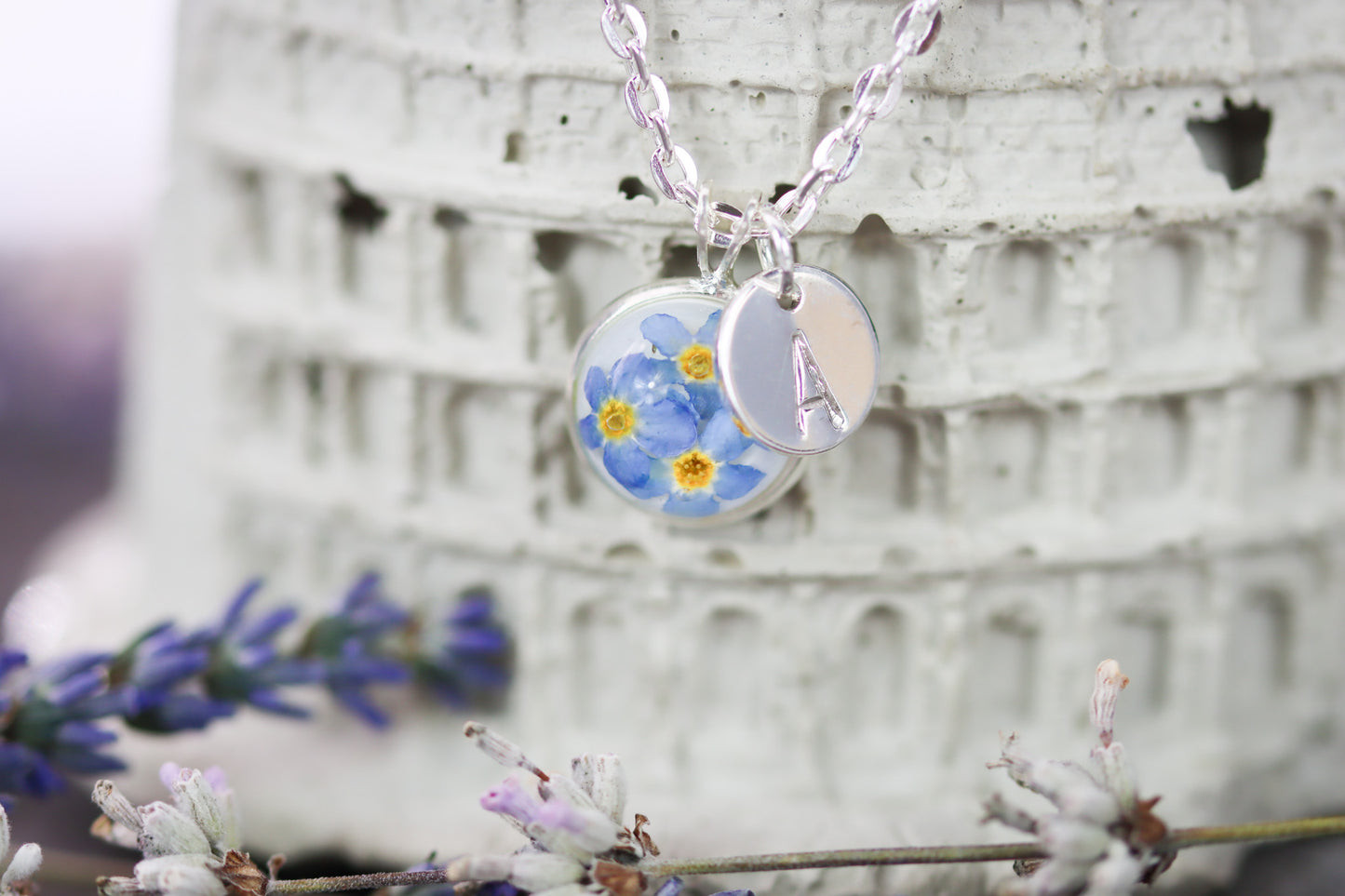 Vergissmeinnicht forgetmenot necklace Halskette Cabochon Schmuck Naturschmuck weiß personalisierung Blättchen Buchstabe personalized Geschenkidee elegant jewelry silber silver Epoxidharz