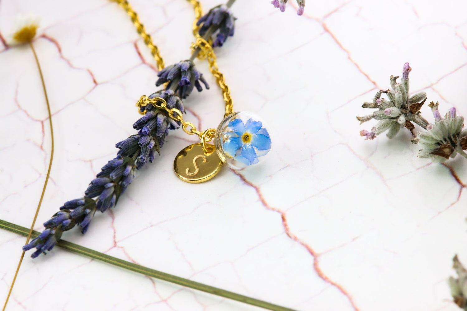 Vergissmeinnicht Halskette gold Schmuck personalisiert Blättchen Buchstabe personalized jewelry Naturschmuck girly lovely Glaskugel girlfriend Freundin Geschenkidee forgetmenot