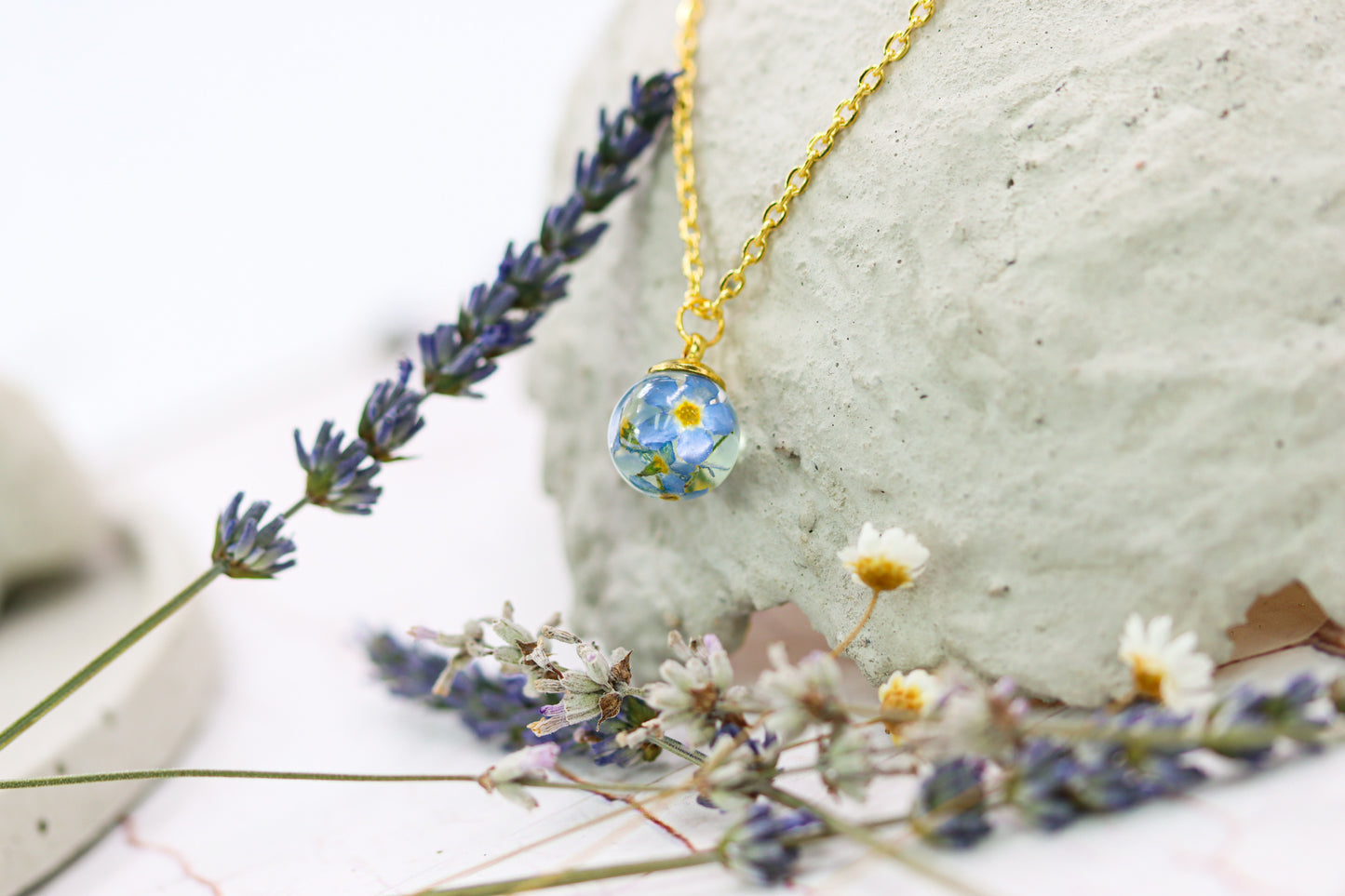 Vergissmeinnicht forgetmenot Epoxidharz Schmuck Halskette gold girly flower jewelry Naturschmuck Kugel