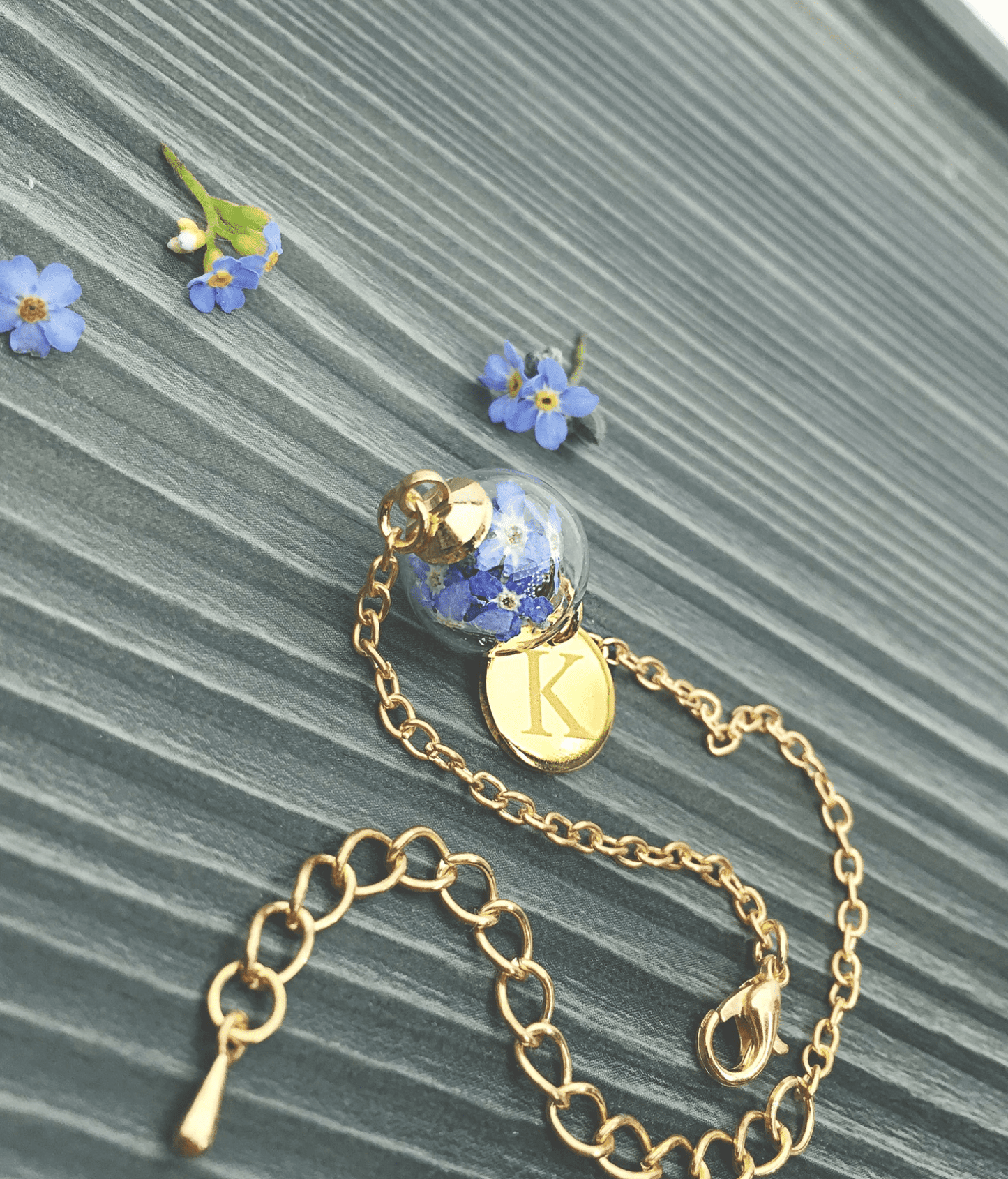 Vergissmeinnicht Armband Glaskugel Schmuck gold bracelet jewelry Naturschmuck Gravur personalisisert Buchstabe Charm Anhänger Geschenkidee Taufe Hochzeit personalized