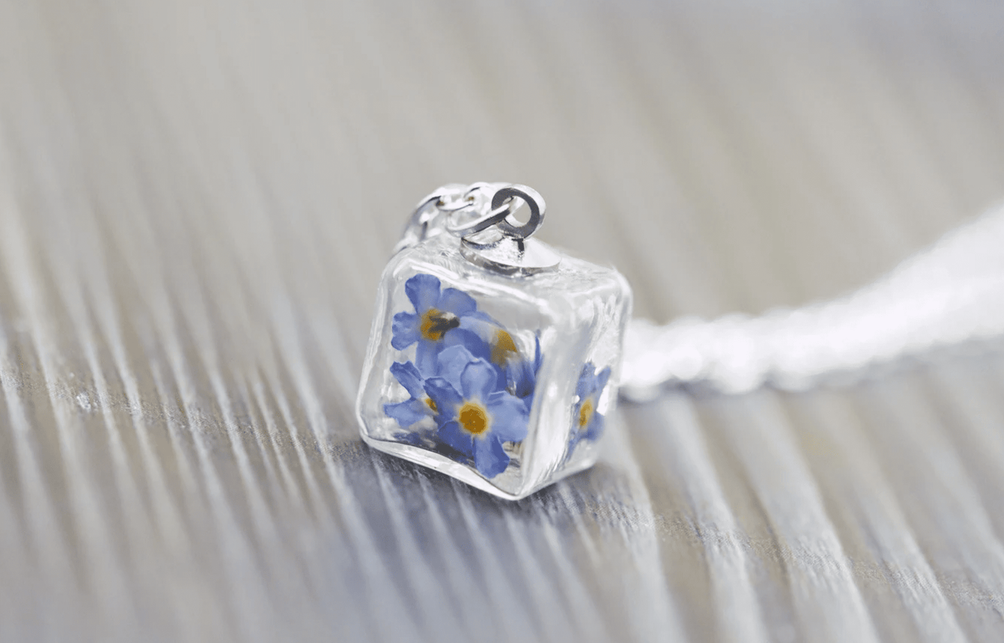 Vergissmeinnicht forgetmenot Glaswürfel Glas Würfel flowers jewelry Schmuck silber silver Halskette cube Naturschmuck Geschenkidee Freundin girly Blumen necklace