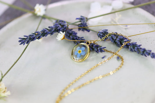 Vergissmeinnicht forgetmenot Blumen Epoxidharz Anhänger jewelry Geschenkidee Naturschmuck girlfriend Freundin flowers Halskette Schmuck gold