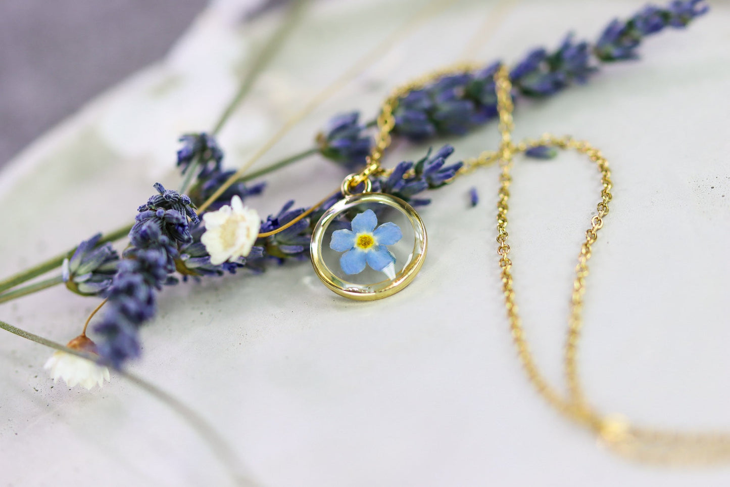 Vergissmeinnicht forgetmenot Blumen Epoxidharz Anhänger jewelry Geschenkidee Naturschmuck girlfriend Freundin flowers Halskette Schmuck gold