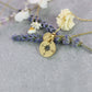 Wegweiser Kompass gold personalisiert Blättchen Buchstabe Charm personalized Anhänger Halskette Schmuck shiny glänzend necklace compass rightway neverland neverlosedirection