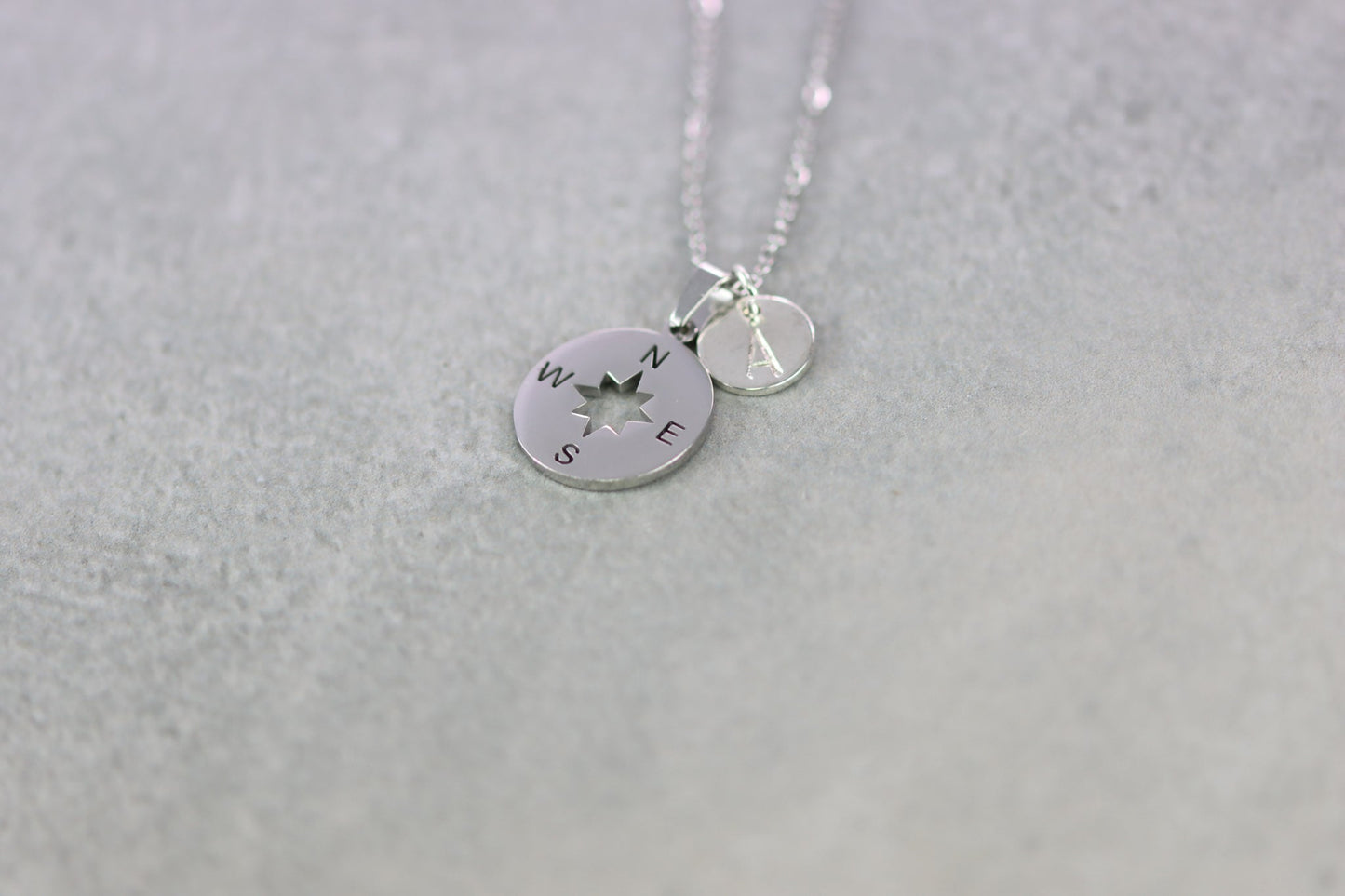 Wegweiser Kompass compass jewelry necklace Schmuck Halskette glänzend shiny personalisiert Blättchen Buchstabe personalized silber silver neverland Nimmerland rightway