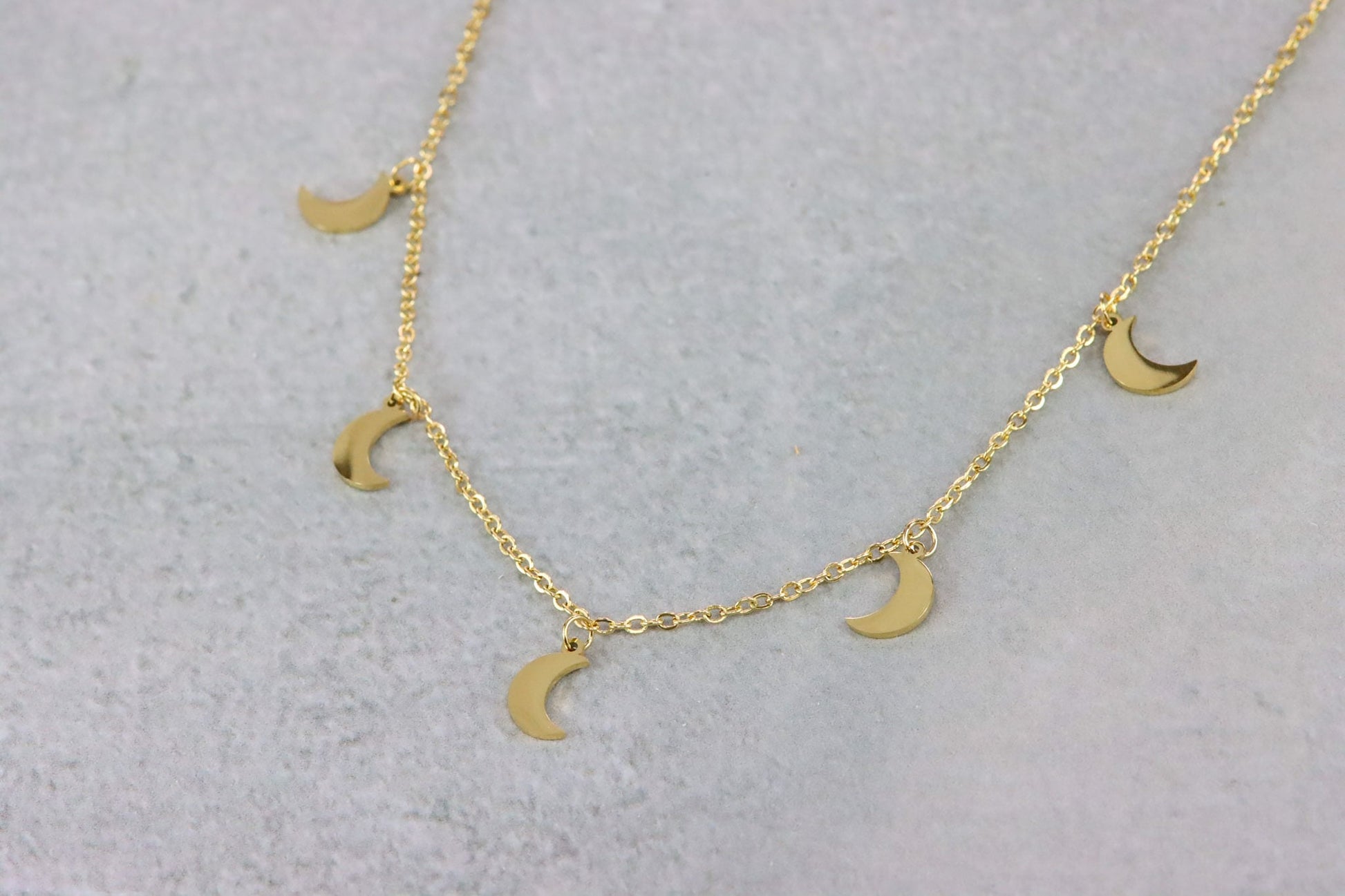 Mond Halskette gold Schmuck Moon jewelry necklace shiny glänzend elegant 