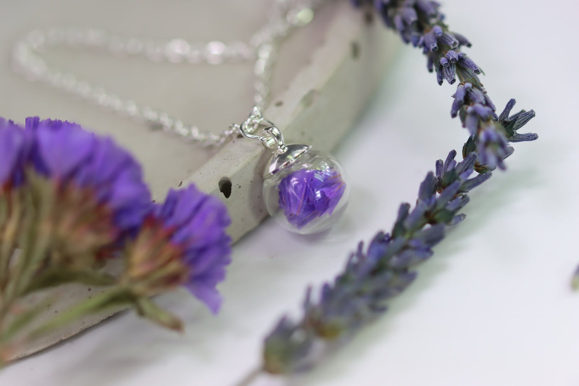 Strandflieder flieder Halskette silber silver Schmuck jewelry lila Glaskugel Naturschmuck filigran driedflowers Trockenblumen lilac