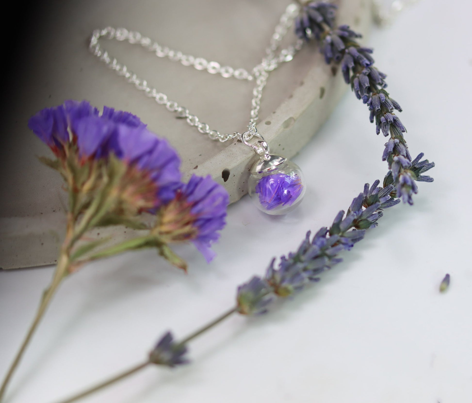 Strandflieder flieder Halskette silber silver Schmuck jewelry lila Glaskugel Naturschmuck filigran driedflowers Trockenblumen lilac