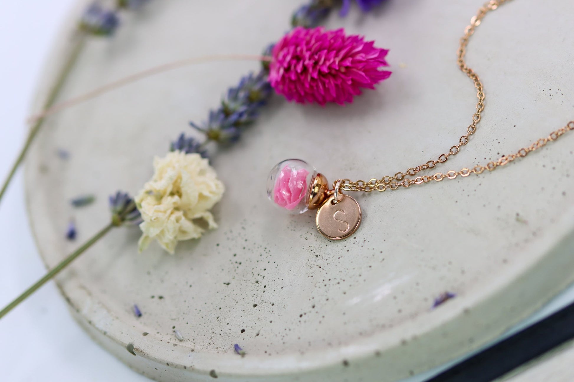 Rosenblätter rosa rosepetals Halskette necklace Schmuck Glaskugel rosé roségold fairytopia personalisiert personalized Blättchen Buchstabe rose infinityrose infinity Trockenblumen driedflowers Naturschmuck jewelry necklace girly lovely petals