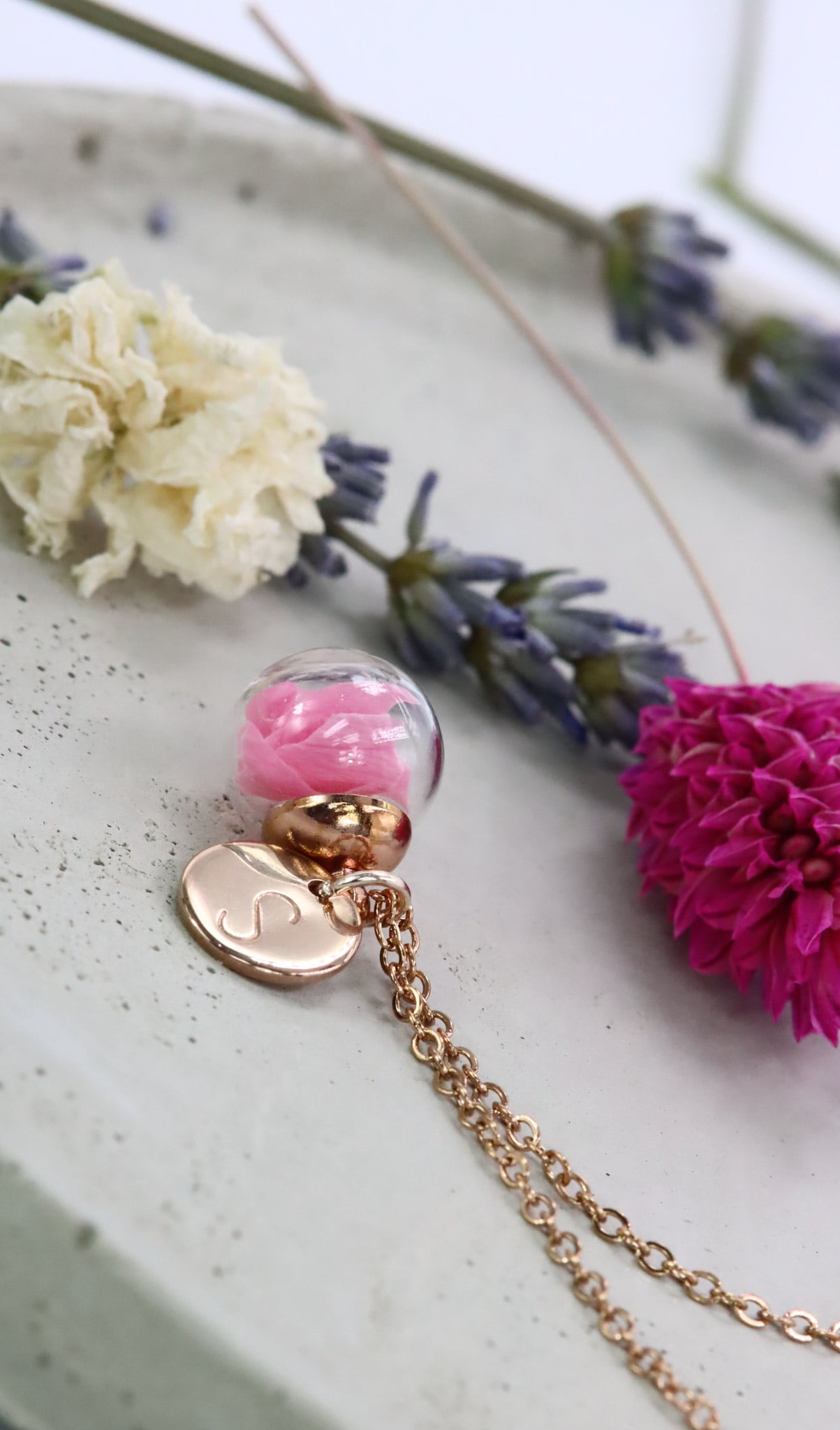 Rosenblätter rosa rosepetals Halskette necklace Schmuck Glaskugel rosé roségold fairytopia personalisiert personalized Blättchen Buchstabe rose infinityrose infinity Trockenblumen driedflowers Naturschmuck jewelry necklace girly lovely petals