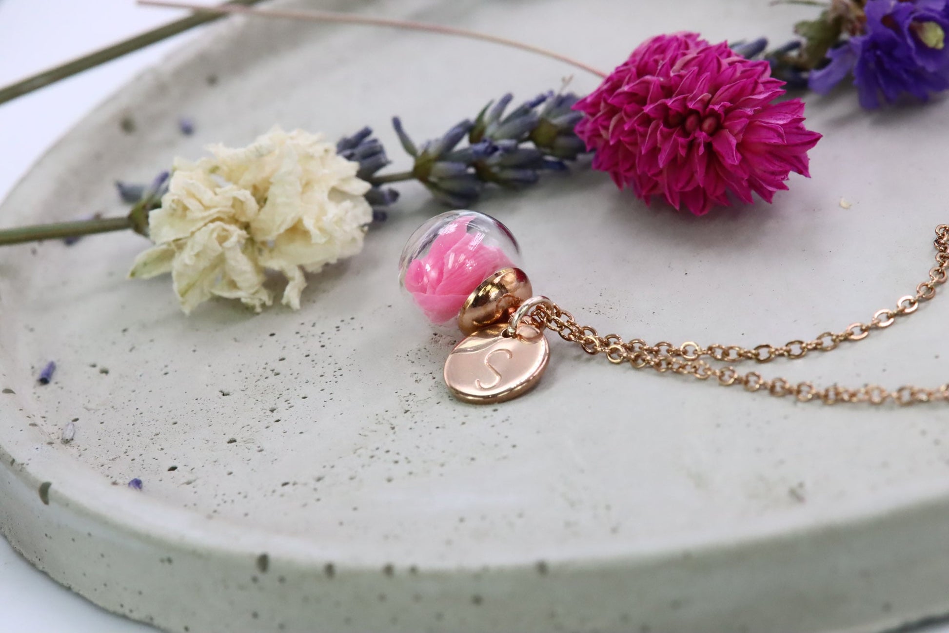 Rosenblätter rosa rosepetals Halskette necklace Schmuck Glaskugel rosé roségold fairytopia personalisiert personalized Blättchen Buchstabe rose infinityrose infinity Trockenblumen driedflowers Naturschmuck jewelry necklace girly lovely petals